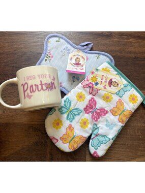 Dolly Parton "I Beg Your Parton" Coffee Mug Cup Plus 2 Dolly Pot Holders